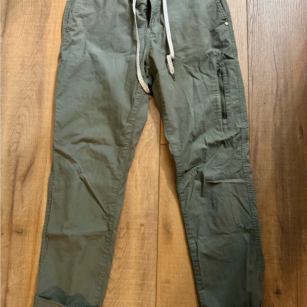 Vuori Lightweight Olive Green Zip Pocket Crop | Size Medium - Picture 4 of 5